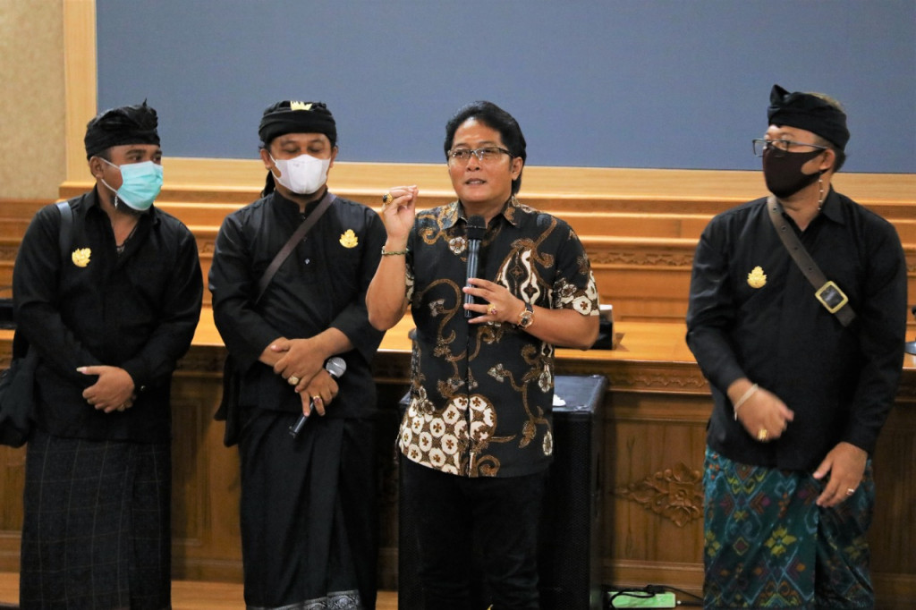 Dukung Digitalisasi Karya Seniman Bali, Bupati Giri Prasta Nonton Bareng Film Pan Balang Tamak